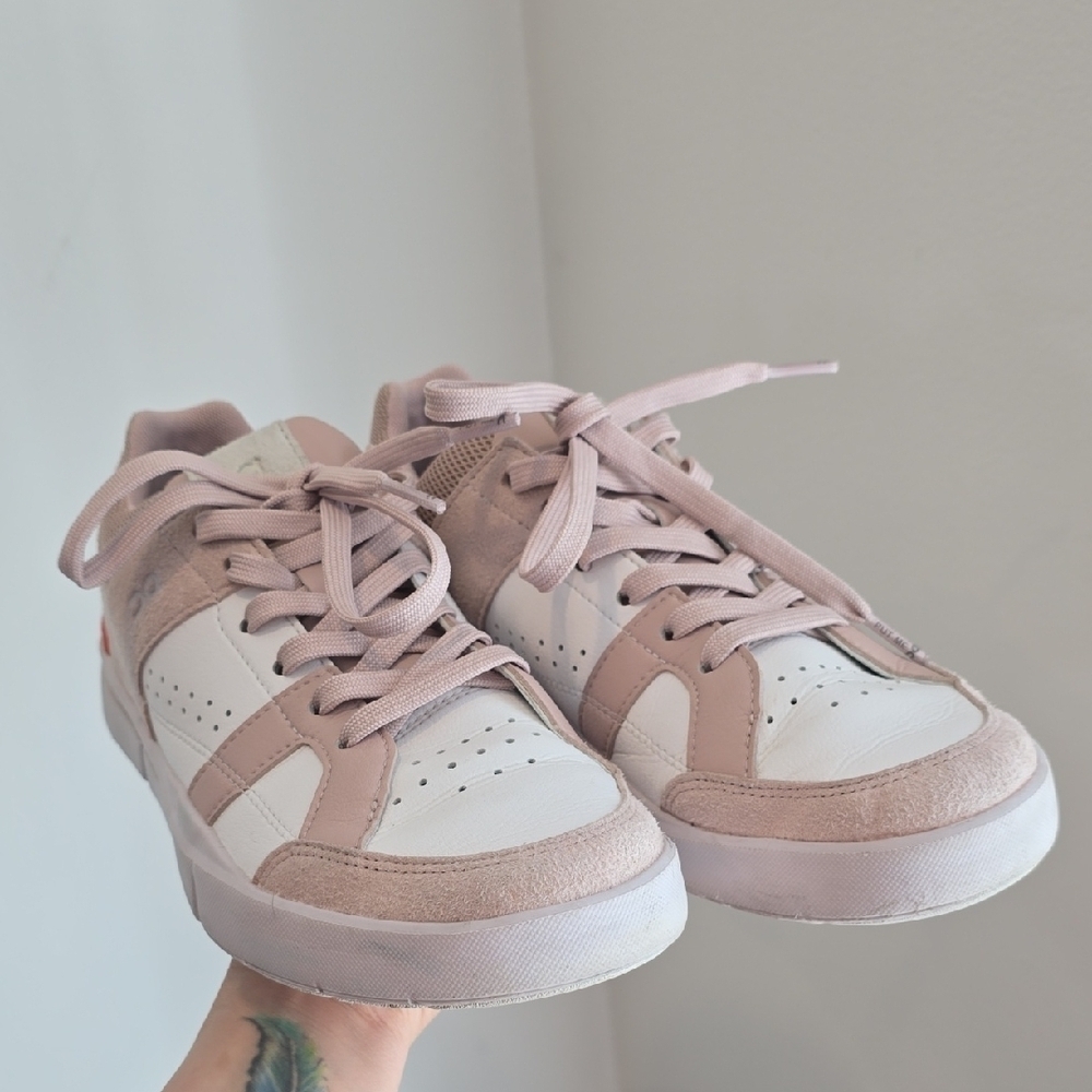On Running ON The Roger Clubhouse trainers in pink and white - Picture 3 of 8